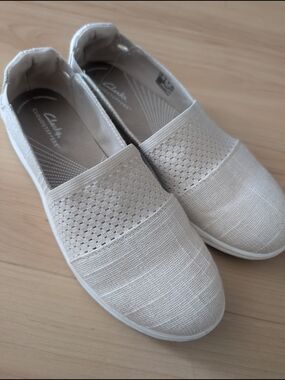 Clarks Cloudsteppers Slip-On Shoes in Light Beige Cream size 9